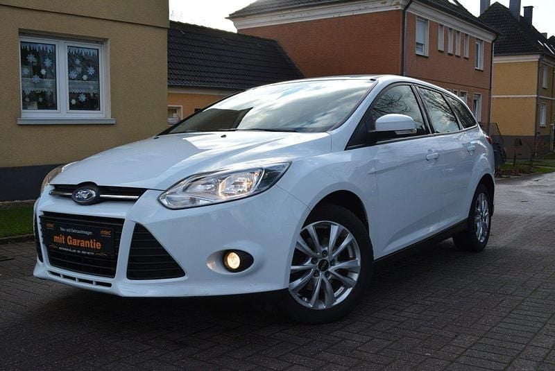 Weiß Gebraucht 2014 Ford Focus Trend Kombi | 4.290 € (Guter Preis) - Bild 1/4
