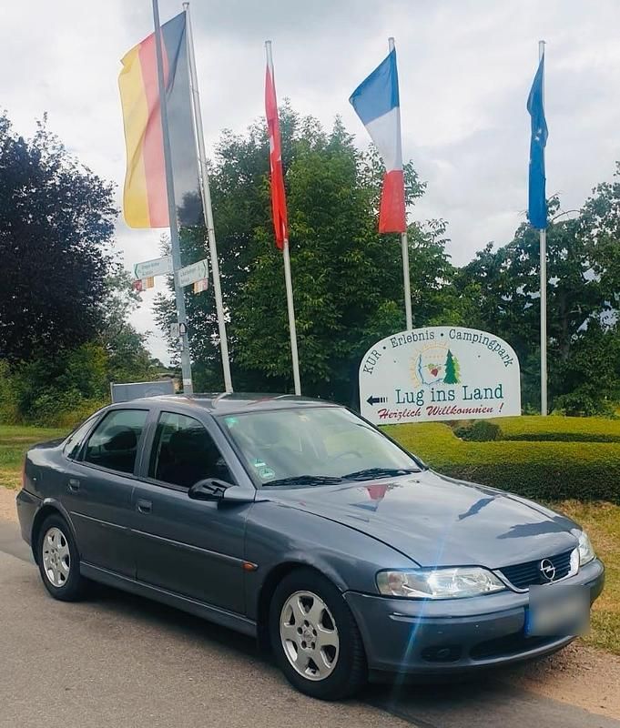 Blau Gebraucht 2001 Opel Vectra Limousine | 1.980 € (Etwas zu teuer) - Bild 1/4