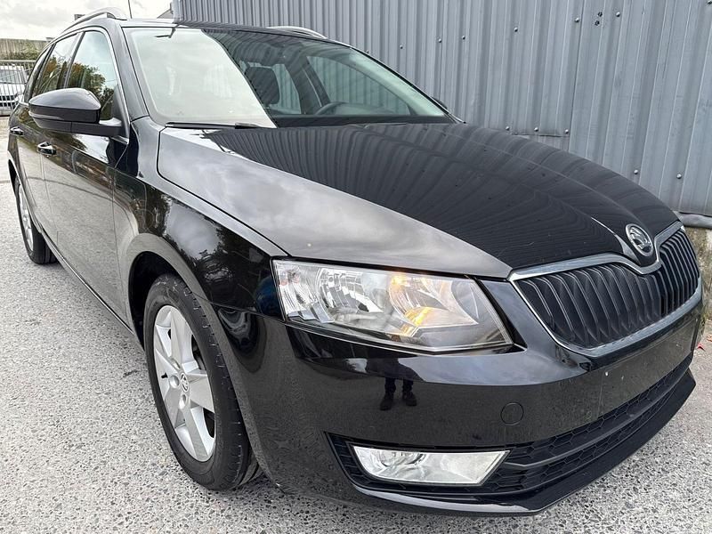 Schwarz Gebraucht 2015 Skoda Octavia Ambition Kombi | 6.990 € (Superpreis) - Bild 1/4