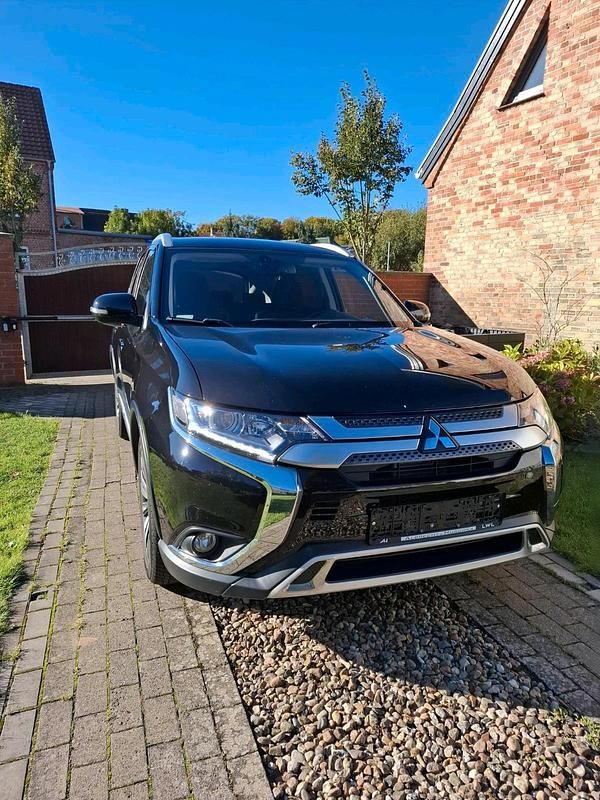 Schwarz Gebraucht 2020 Mitsubishi Outlander SUV | 21.950 € (Fairer Preis) - Bild 1/4