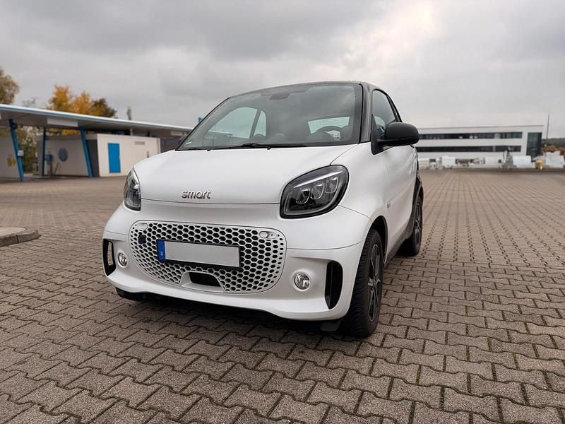 Weiß Gebraucht 2021 Smart ForTwo Electric Drive Passion Coupé | 11.950 € (Fairer Preis) - Bild 1/4