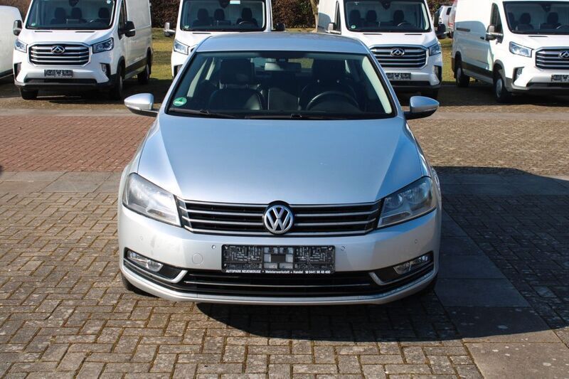 Silber Gebraucht 2012 VW Passat Highline Limousine | 5.990 € (Superpreis) - Bild 1/4