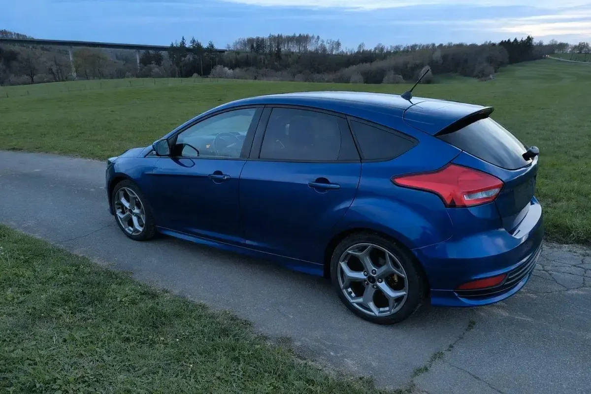 Używany Ford Focus ST 250 KM (183 kW) 2018 Niebieski Sedan/Limuzyna