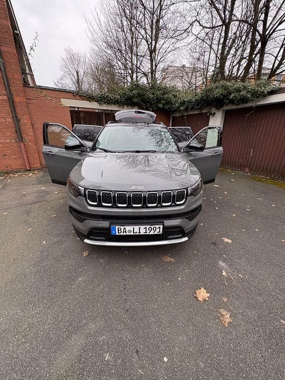 Gebraucht Jeep Compass Limited 150 PS (110 kW) 2022 Grau SUV