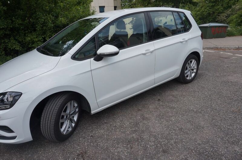 Weiß Gebraucht 2020 VW Golf Sportsvan Comfortline Van / Kleinbus | 13.400 € (Fairer Preis) - Bild 1/4