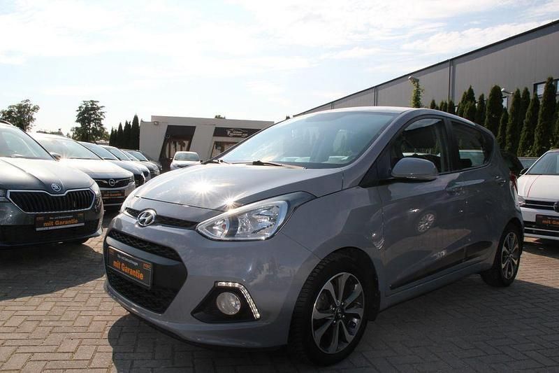Grau Gebraucht 2015 Hyundai i10 Edition Kleinwagen | 5.890 € (Guter Preis) - Bild 1/4