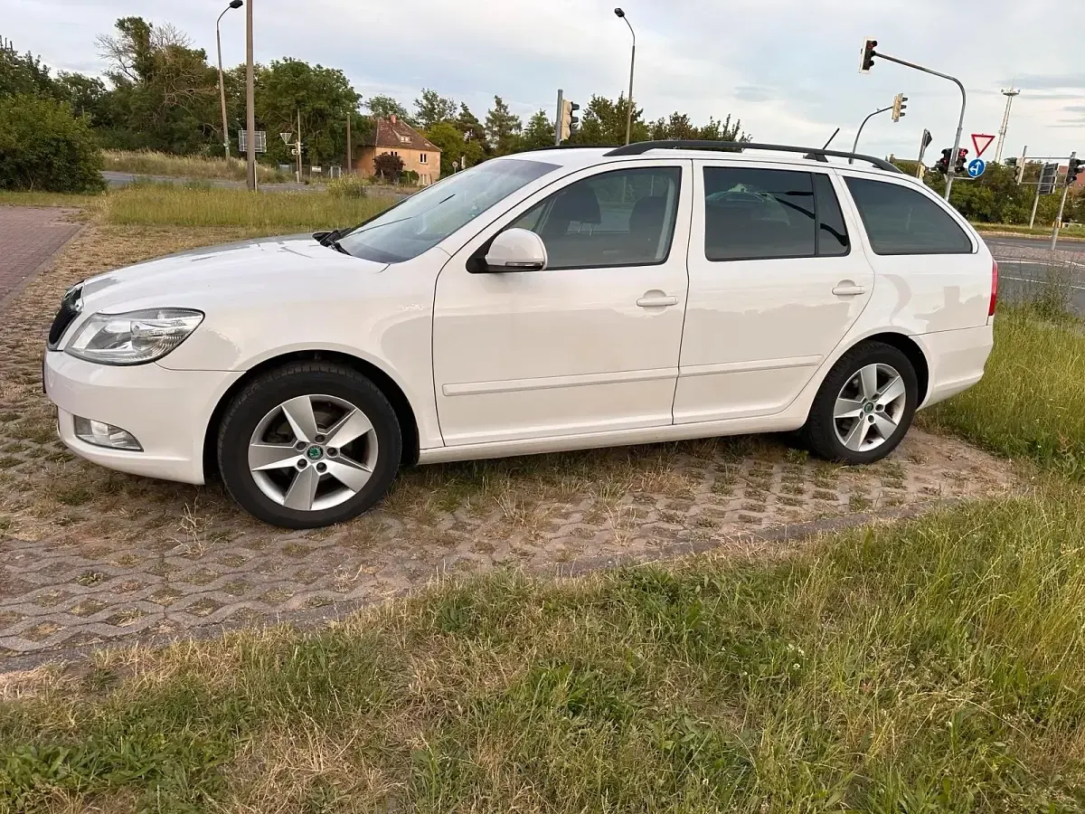 Gebraucht Skoda Octavia 122 PS (89 kW) 2011 Weiß Kombi