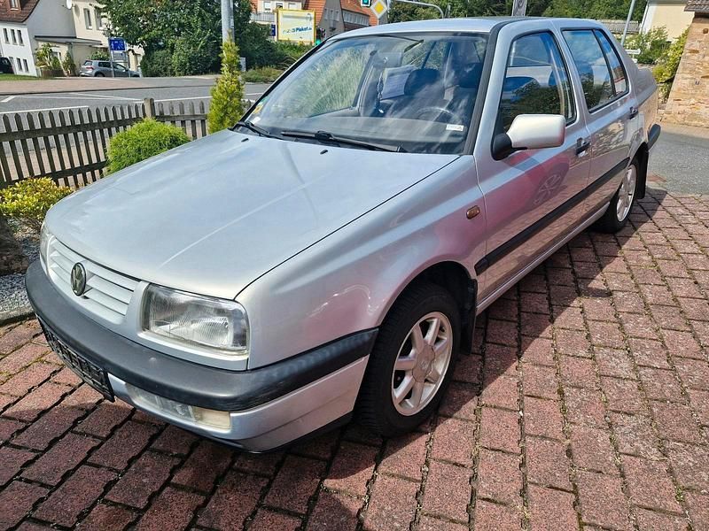 Silber Gebraucht 1995 VW Vento Limousine | 2.750 € - Bild 1/4