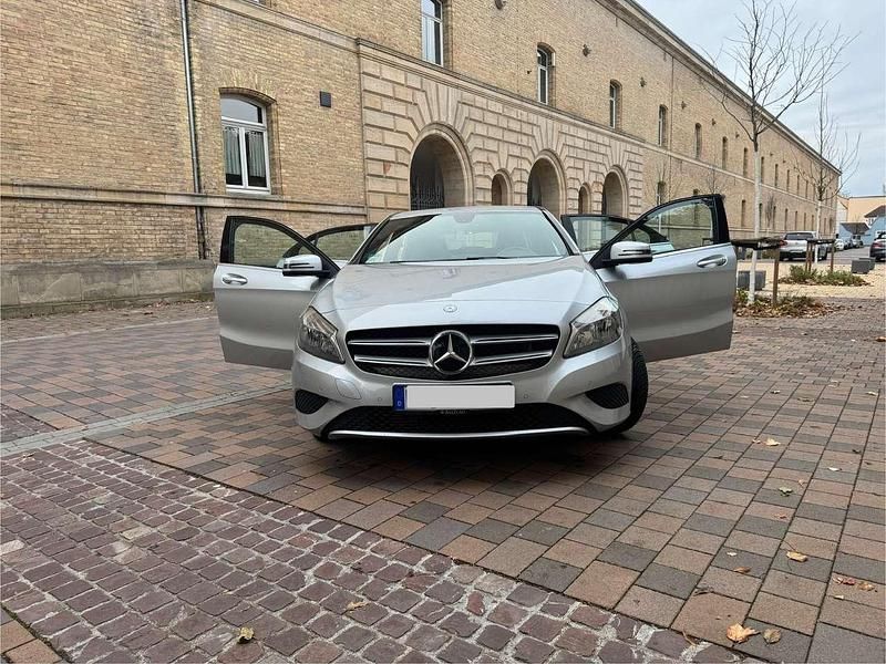 Gebraucht Mercedes A180 Edition 122 PS (89 kW) 2015 Silber Limousine