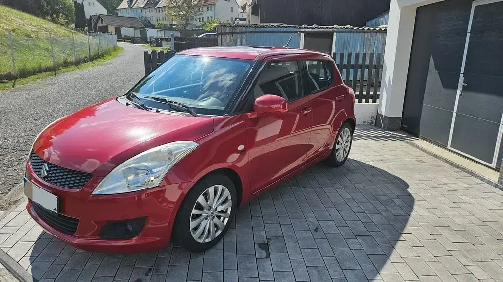 Używany Suzuki Swift 94 KM (69 kW) 2012 Czerwony Hatchback