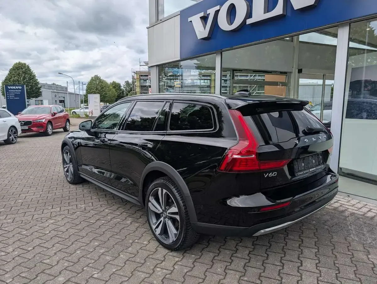Gebraucht Volvo V60 CC Plus 197 PS (144 kW) 2023 Black solid "stone" Kombi