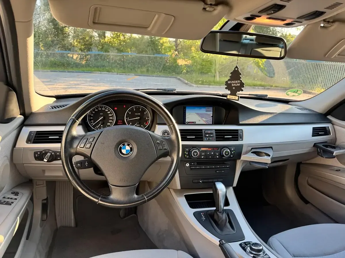 Gebraucht BMW 318 143 PS (105 kW) 2010 Schwarz Limousine
