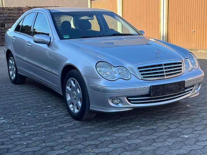 Silber Gebraucht 2004 Mercedes C180 Elegance Limousine | 6.900 € (Teuer) - Bild 1/4