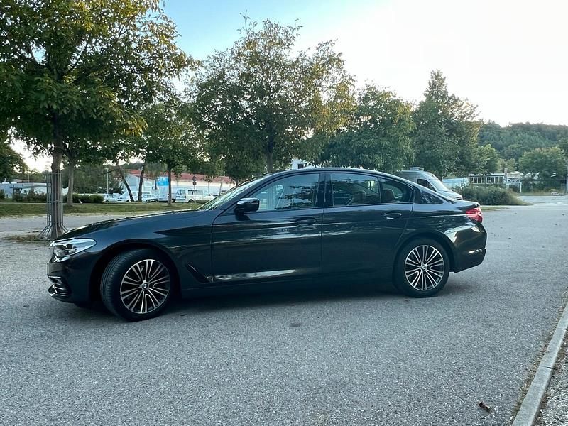 Grau Gebraucht 2017 BMW 530 Limousine | 21.400 € - Bild 1/4