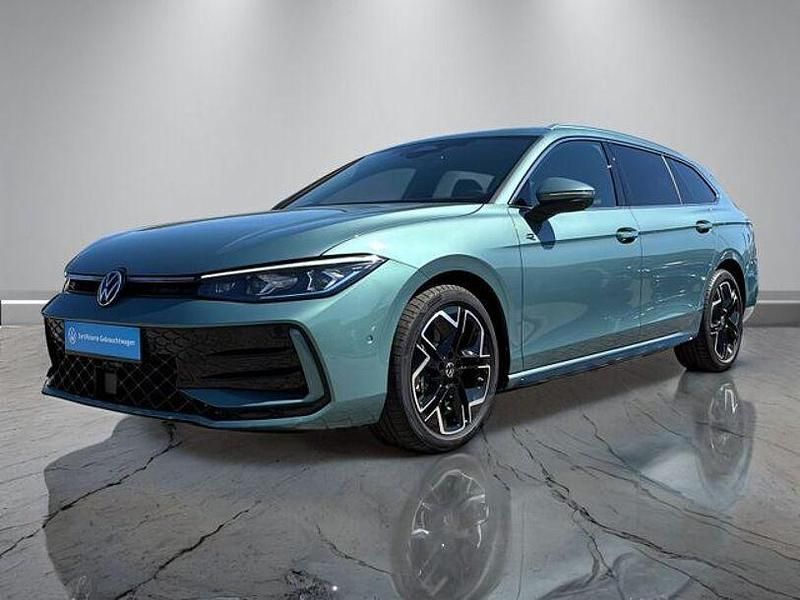 Gebraucht VW Passat R-line 193 PS (141 kW) 2024 Grün Kombi