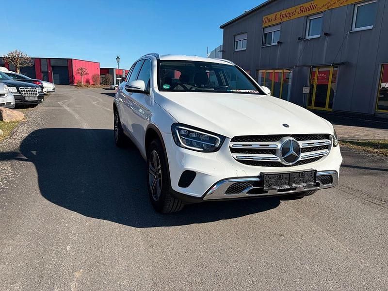 Gebraucht Mercedes GLC220 194 PS (142 kW) 2022 Polarweiss SUV