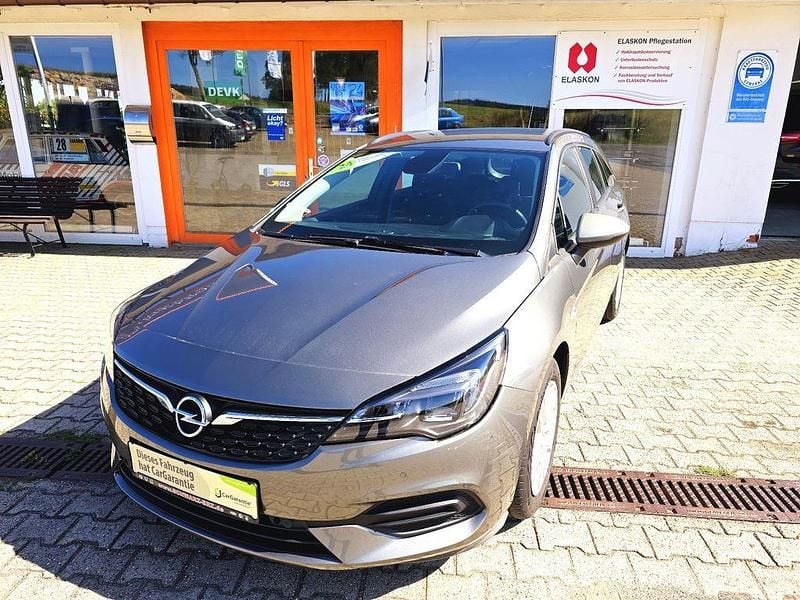Grau Gebraucht 2021 Opel Astra Edition Kombi | 13.890 € (Superpreis) - Bild 1/4