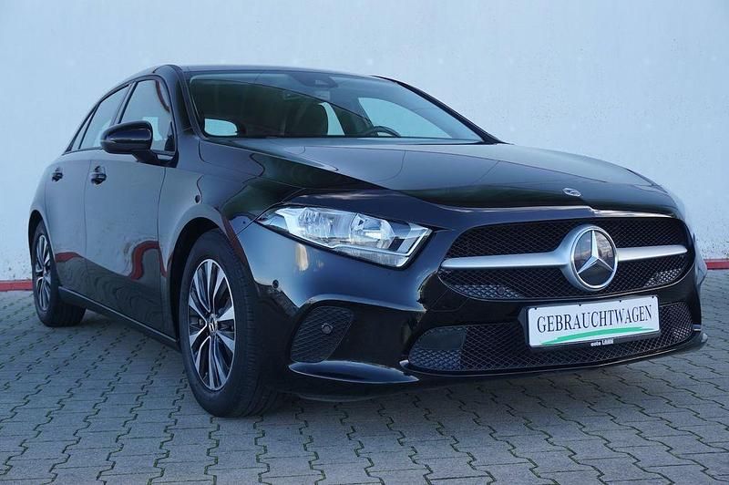 Schwarz Gebraucht 2020 Mercedes A160 Limousine | 17.840 € (Superpreis) - Bild 1/4