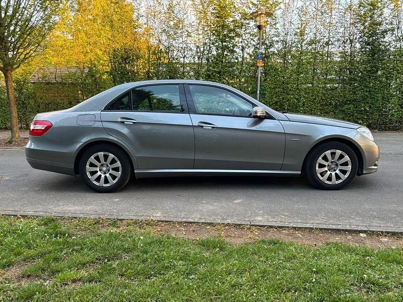 Second-hand Mercedes E200 136 CP (100 kW) 2011 Argintiu Berlinǎ