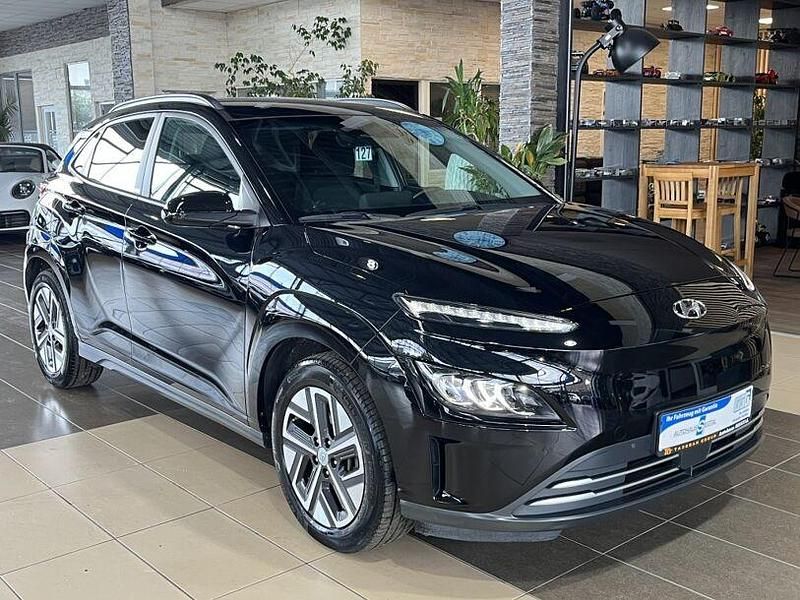 Schwarz phantom black / mic (metallic) Gebraucht 2021 Hyundai Kona Trend SUV | 14.000 € (Superpreis) - Bild 1/4