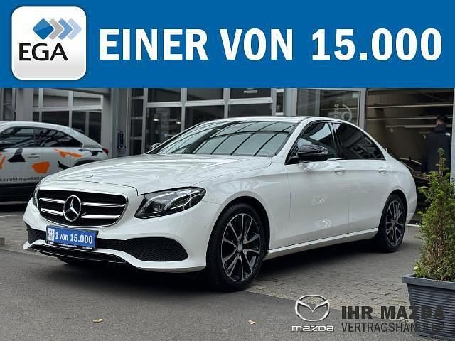 Polarweiss Gebraucht 2016 Mercedes E200 Night Limousine | 22.990 € (Fairer Preis) - Bild 1/4