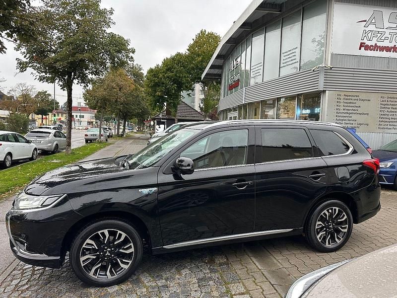 Gebraucht Mitsubishi Outlander P-HEV Plus 121 PS (88 kW) 2018 Schwarz SUV