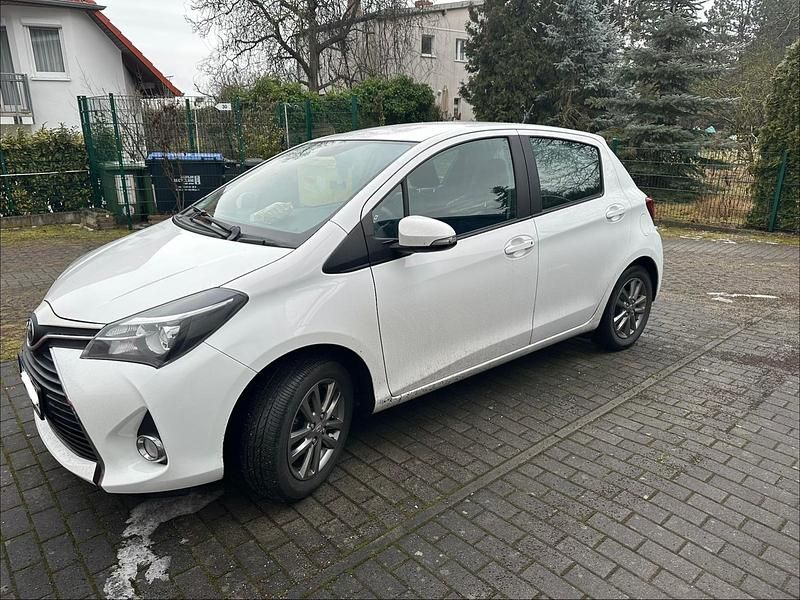 Gebraucht Toyota Yaris 99 PS (72 kW) 2016 Weiß Kleinwagen