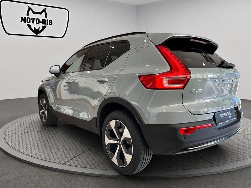 Neu Volvo XC40 Plus 163 PS (119 kW) 2026 Grau SUV
