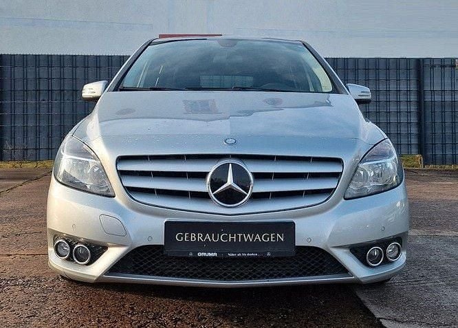Gebraucht Mercedes B180 122 PS (89 kW) 2014 Silber Van / Kleinbus