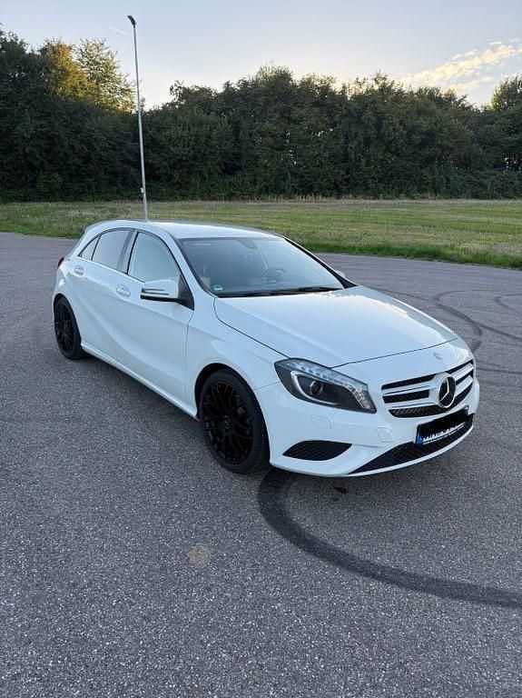 Weiß Gebraucht 2013 Mercedes A180 Limousine | 8.100 € (Guter Preis) - Bild 1/4
