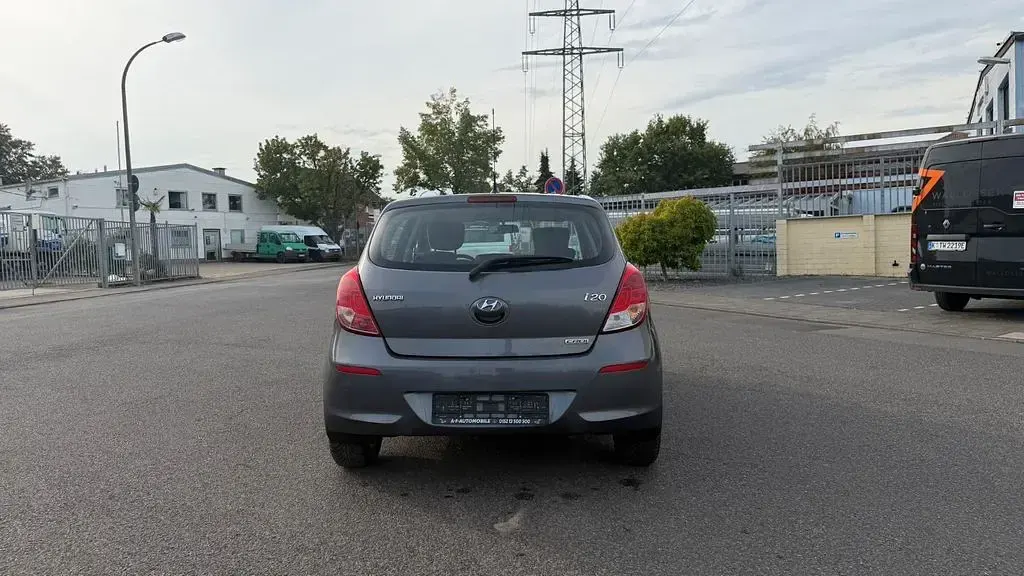 Gebraucht Hyundai i20 Classic 86 PS (63 kW) 2015 Grau Limousine