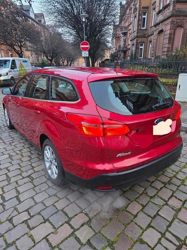 Gebraucht Ford Focus 125 PS (91 kW) 2015 Rot Kombi