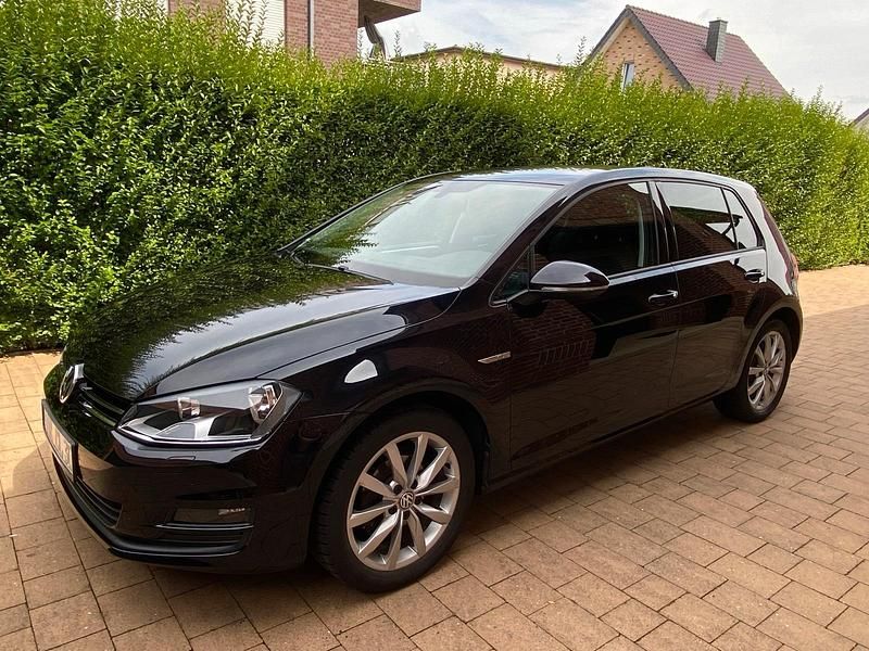 Schwarz Gebraucht 2014 VW Golf VII Cup Limousine | 9.900 € (Fairer Preis) - Bild 1/4