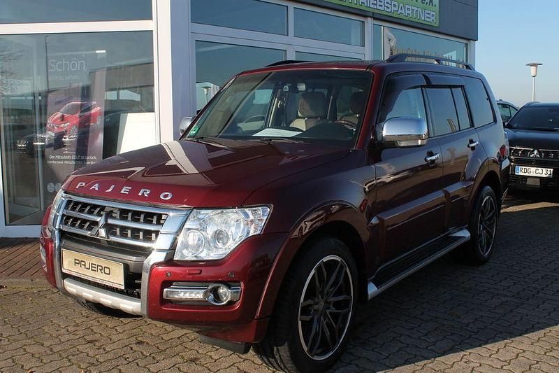 Rot Gebraucht 2016 Mitsubishi Pajero Top SUV | 16.900 € (Etwas zu teuer) - Bild 1/4