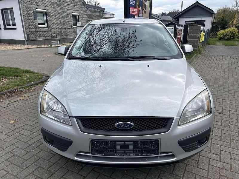 Gebraucht Ford Focus Style 125 PS (91 kW) 2007 Polarsilber metallic Kleinwagen