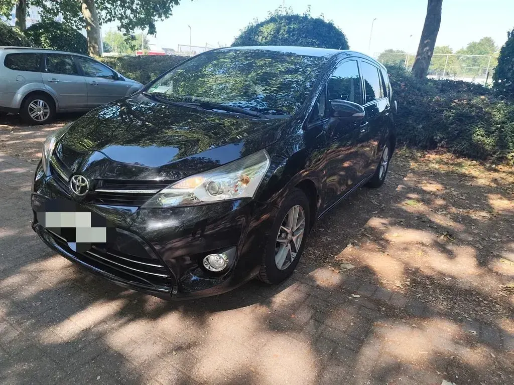 Gebraucht Toyota Verso Skyview Edition 147 PS (108 kW) 2015 Schwarz Van / Kleinbus