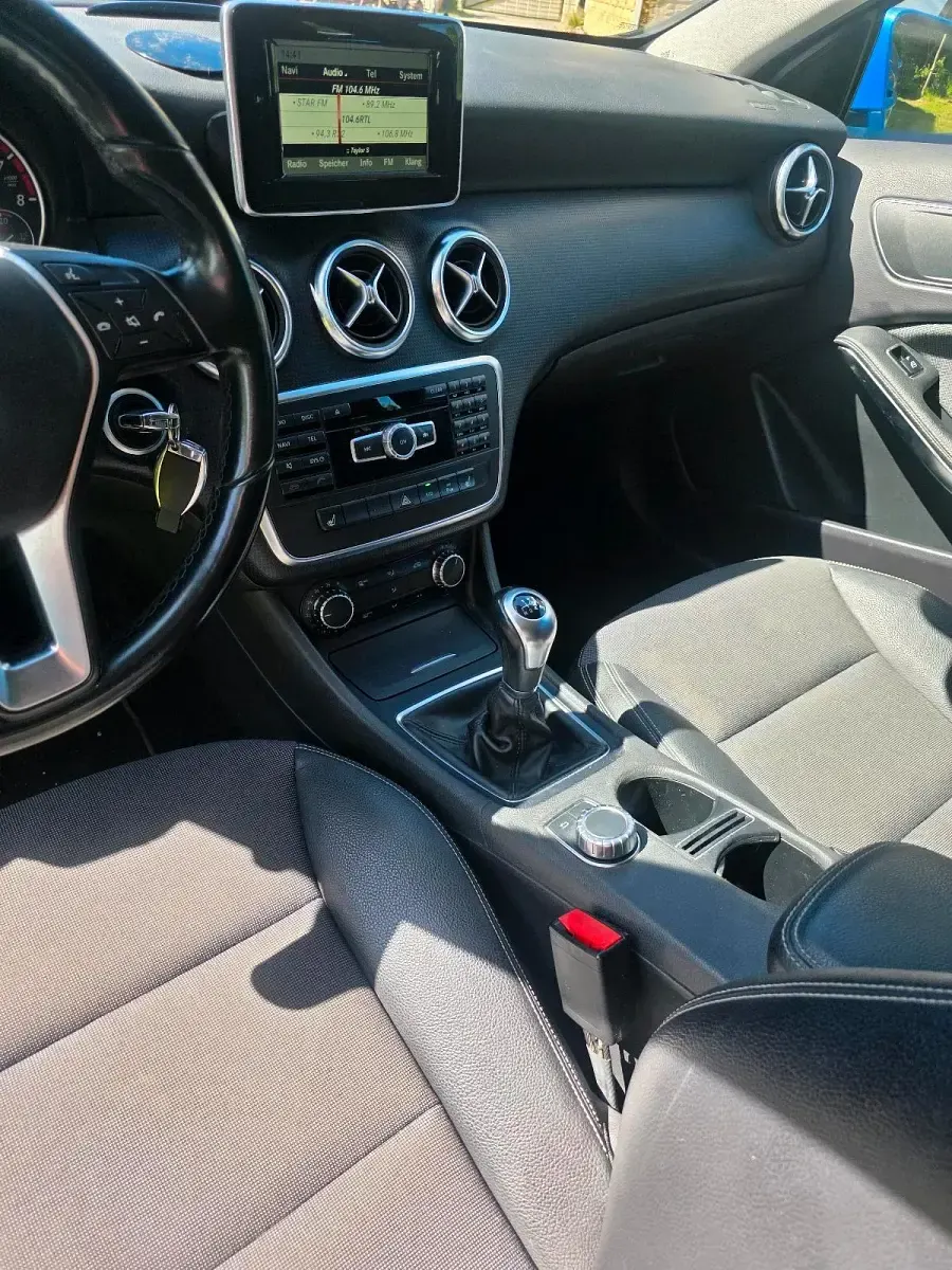 Gebraucht Mercedes A180 122 PS (89 kW) 2014 Blau Kleinwagen