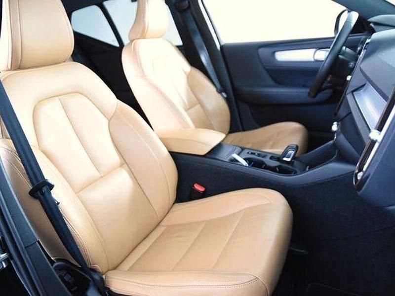 Second-hand Volvo XC40 Momentum 150 CP (110 kW) 2019 Negru SUV