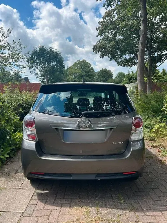 Gebraucht Toyota Verso Comfort 132 PS (97 kW) 2017 Grau Van / Kleinbus