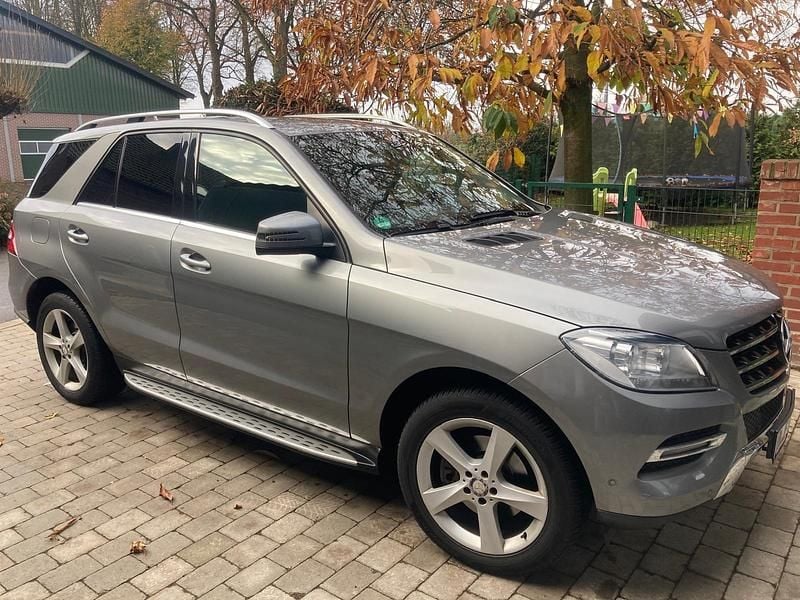Grau Gebraucht 2013 Mercedes ML250 SUV | 15.500 € (Superpreis) - Bild 1/4
