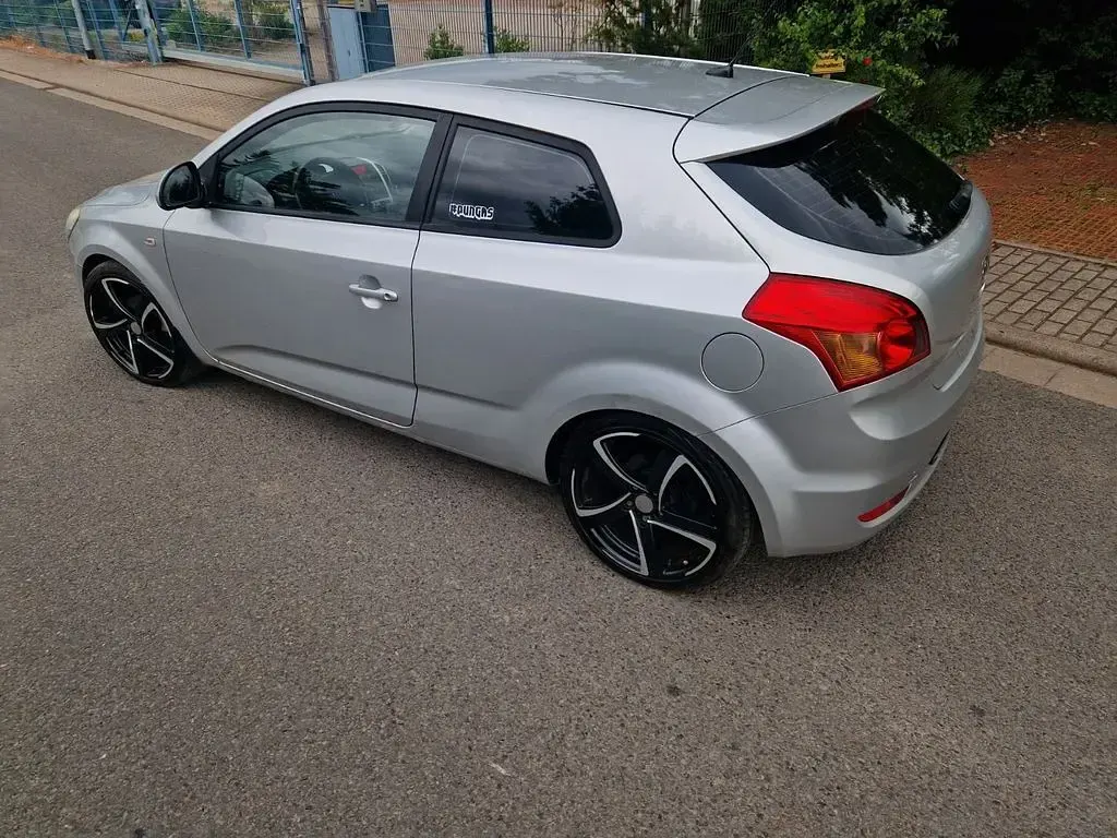 Gebraucht Kia Ceed 125 PS (91 kW) 2009 Silber Kleinwagen