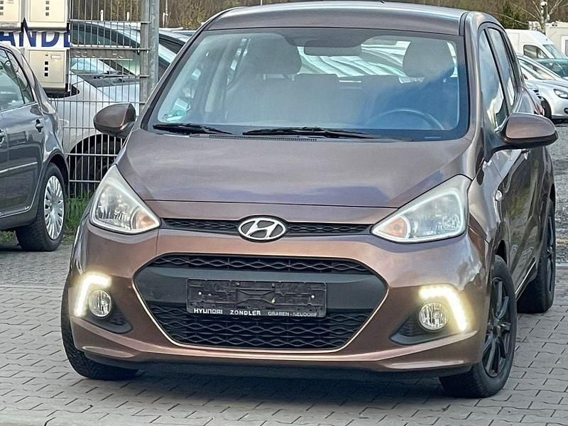 Gebraucht Hyundai i10 Edition 67 PS (49 kW) 2015 Braun Kleinwagen