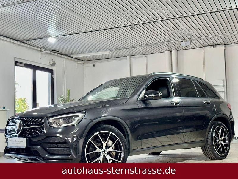 Grau Gebraucht 2021 Mercedes GLC220 AMG line SUV | 43.980 € (Teuer) - Bild 1/4