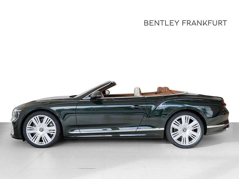 Neu Bentley Continental 680 PS (500 kW) 2025 Cumbrian green (dunkelgrün) Cabrio