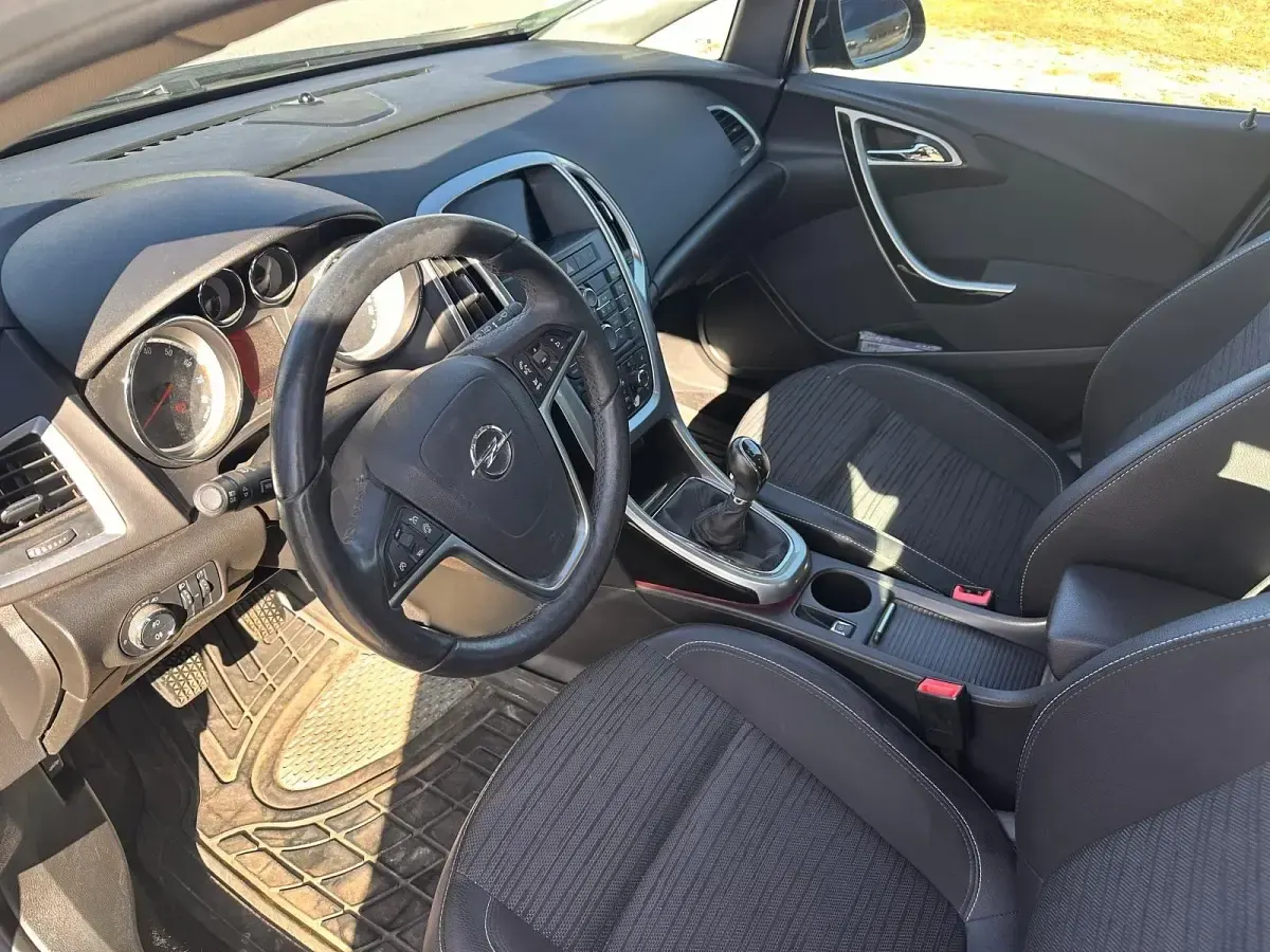 Gebraucht Opel Astra 120 PS (88 kW) 2014 Schwarz Limousine