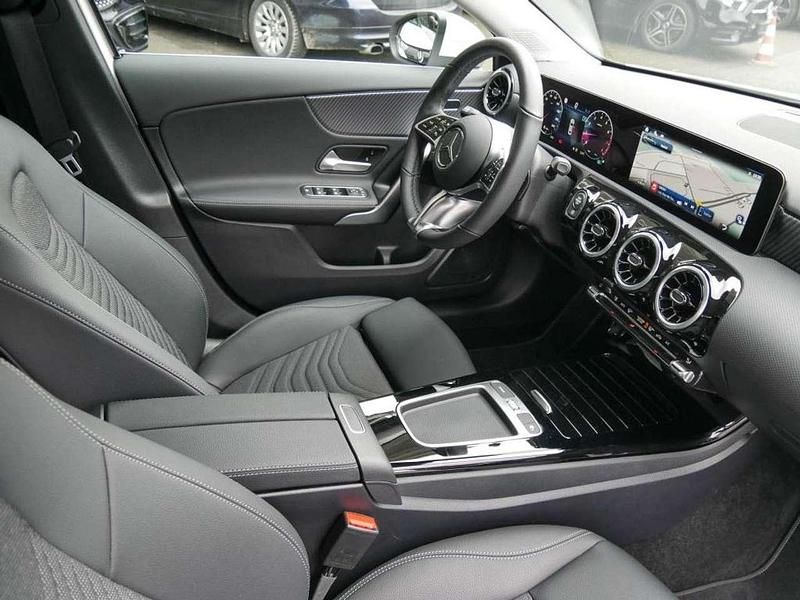 Gebraucht Mercedes A200 Progressive 163 PS (119 kW) 2024 Weiss polarweiß Limousine
