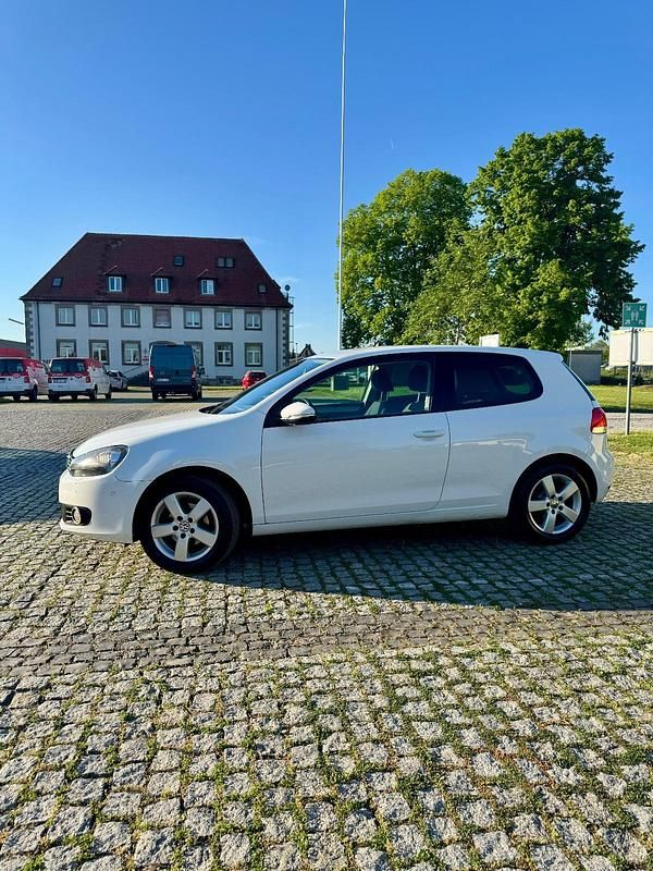 Gebraucht VW Golf VI 105 PS (77 kW) 2010 Weiß Kleinwagen