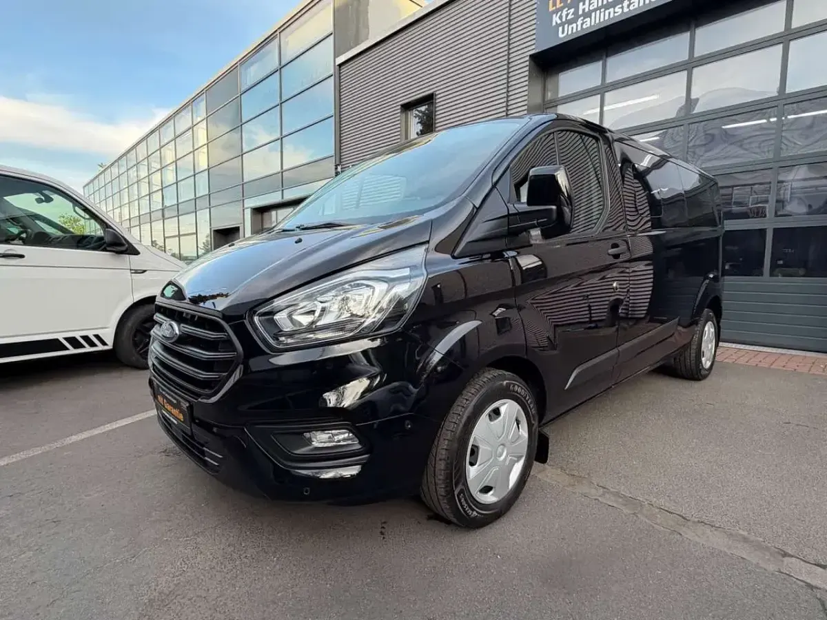 Gebraucht Ford Tourneo 170 PS (125 kW) 2023 Schwarz Van / Kleinbus