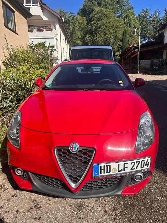 Rot Gebraucht 2020 Alfa Romeo Giulietta Kleinwagen | 12.500 € (Guter Preis) - Bild 1/4