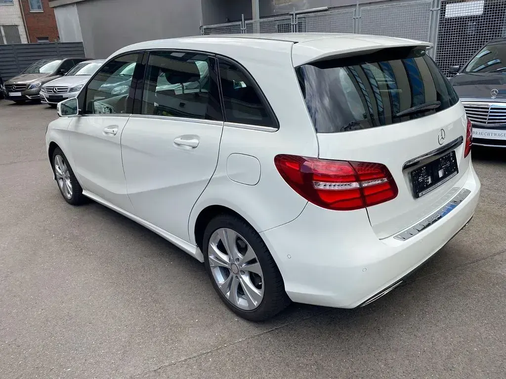Gebraucht Mercedes B180 Urban 122 PS (89 kW) 2015 Weiß Kleinwagen
